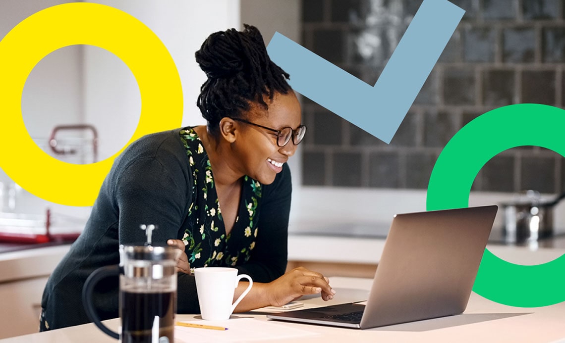 Una mujer que configura con facilidad su plan de GoTo Connect desde el portátil.