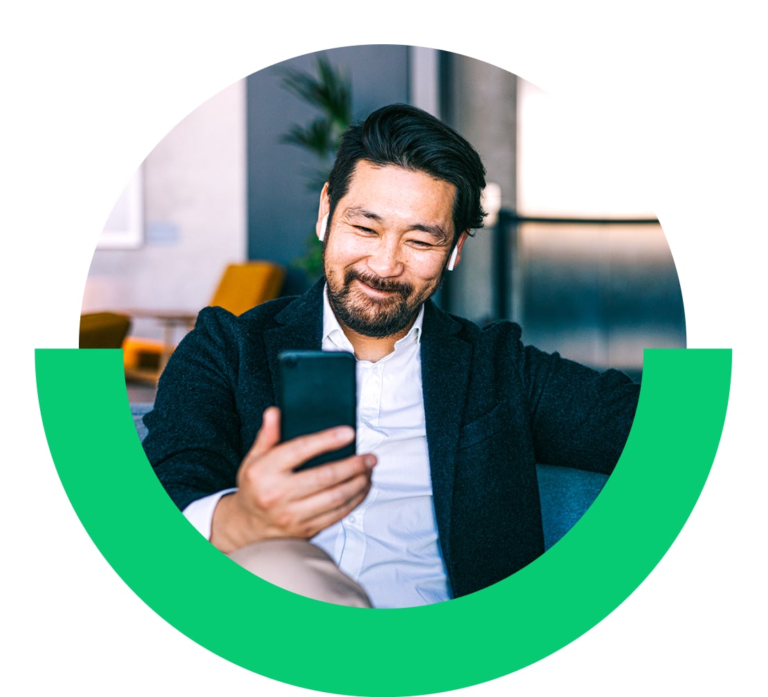 Man die tijdens het reizen een videogesprek voert via GoTo.