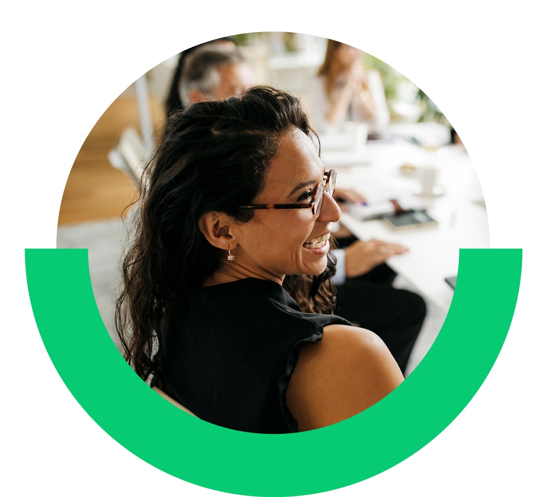 Mulher interagindo com colegas em um escritório.