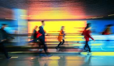 Funcionários caminhando adiante na mesma direção.