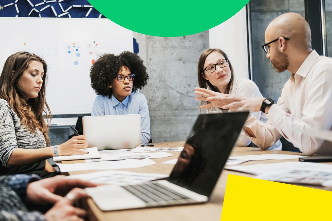 Grupo de funcionários discutindo e colaborando, usando dados precisos e sincronizados de clientes para otimizar as operações e melhorar os resultados.