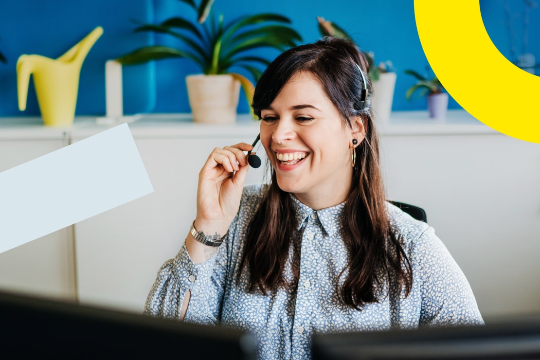 Agente sorridente ajudando um cliente, identificando e resolvendo problemas de qualidade rapidamente para gerar maior CSAT.