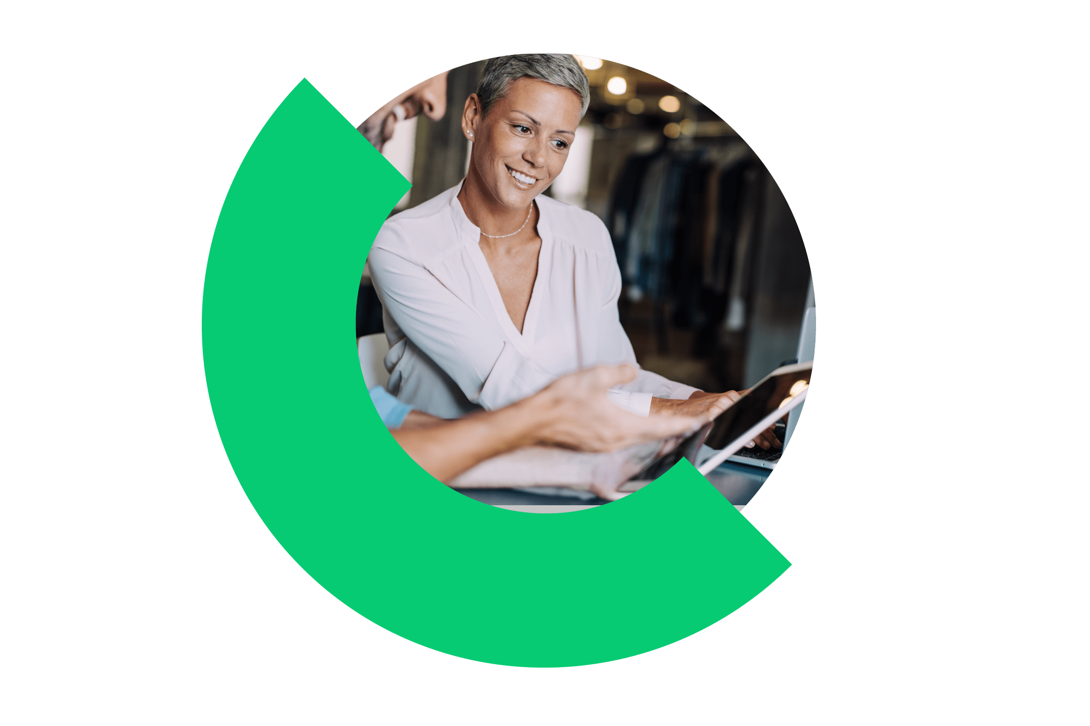 Un vendedor mostrando prestaciones en una tablet a una mujer.