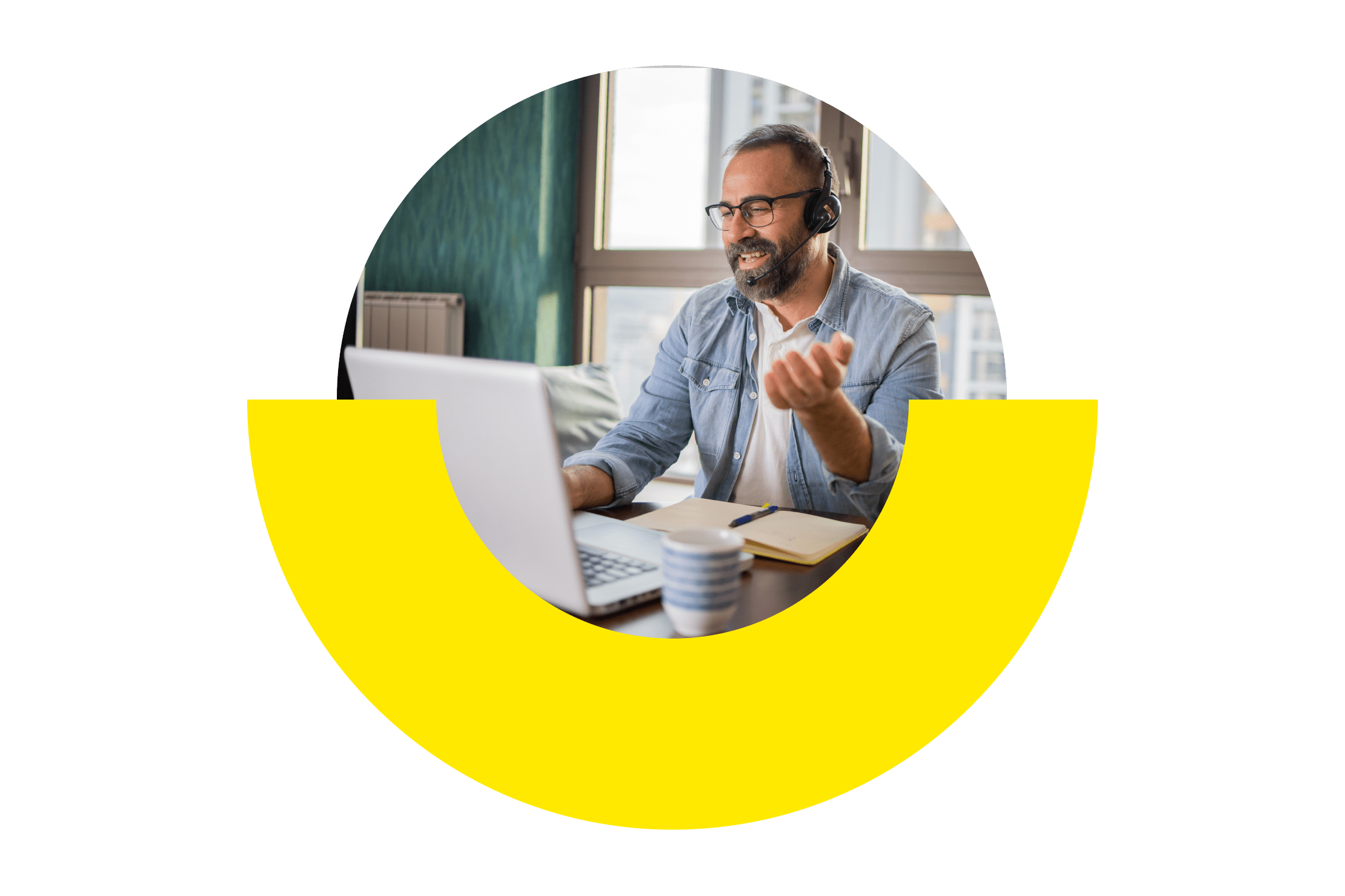 Un représentant informatique, équipé d'un casque, en pleine conversation avec un client lors d'un appel professionnel.