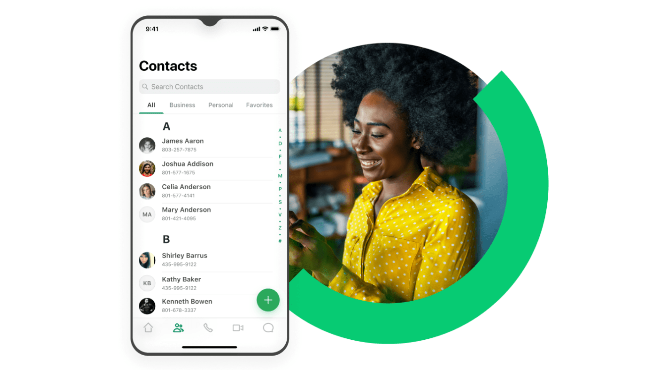 Une cliente ayant l’air satisfaite, en ligne avec un agent commercial. L’agent commercial porte un casque et la cliente utilise un téléphone personnel.