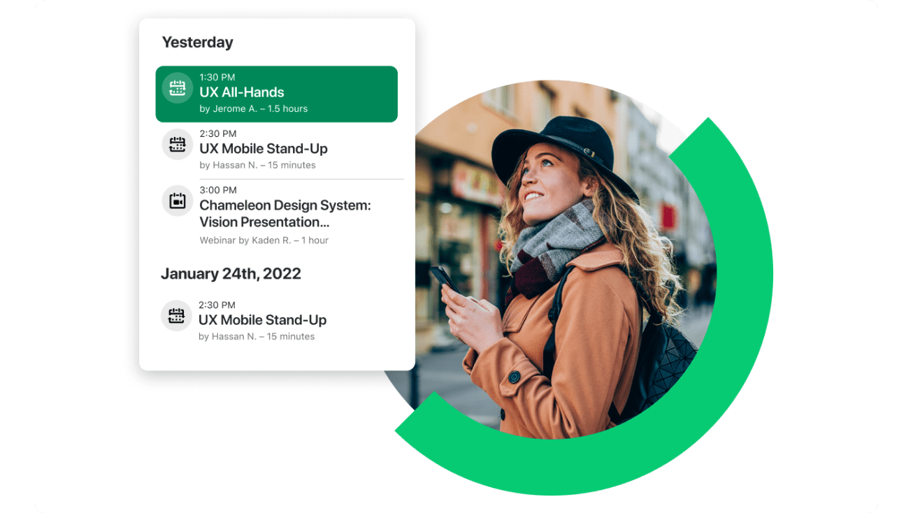 Un employé consulte ses réunions passées et à venir sur son appareil mobile.
