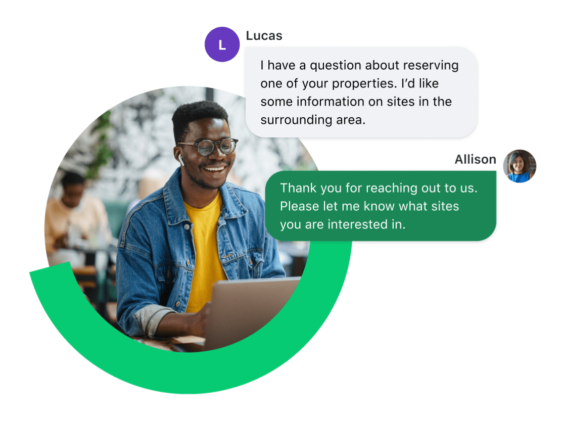 Cliente sorrindo ao conversar por chat com Alison, representante de atendimento ao cliente.