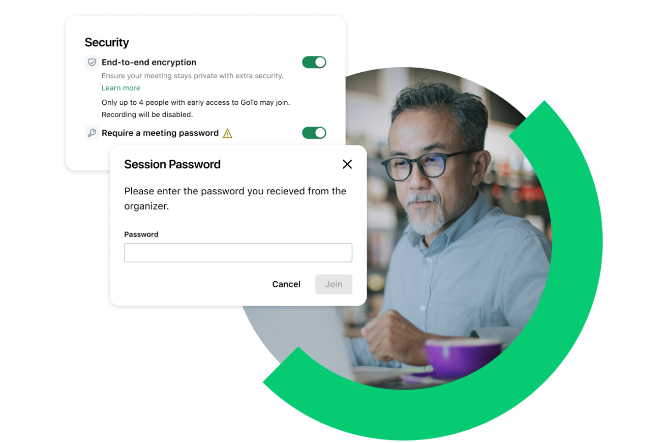 Uomo al computer che esamina le opzioni di sicurezza per la sua conferenza telefonica su GoTo, tra cui la crittografia end-to-end e le password per le riunioni.