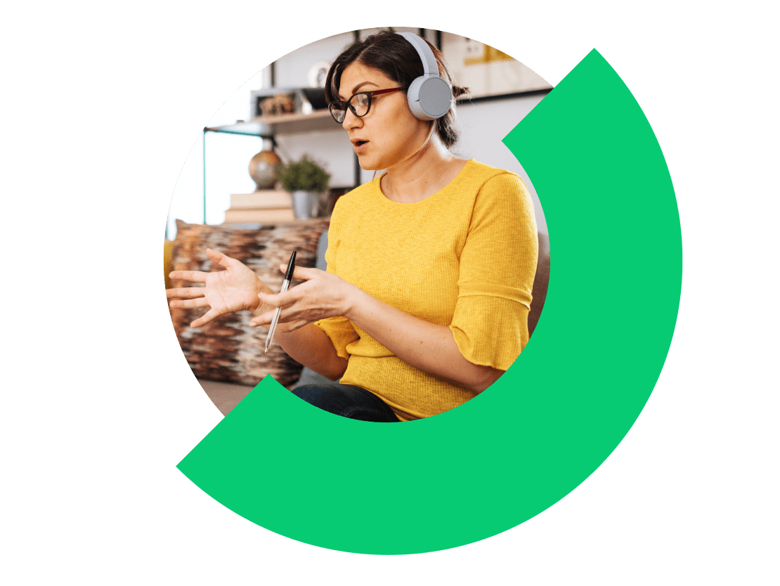 Profesor utilizando GoTo Connect para reunirse virtualmente con un alumno.