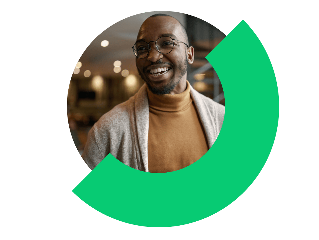 Zakenpersoon die tijdens het reizen een gesprek voert via GoTo Connect.