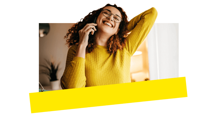 Una mujer atiende una llamada con su número de GoTo Connect para teléfono móvil.