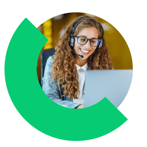 Persona en la oficina que usa software de comunicación empresarial en un portátil.