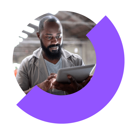 Personne en usine utilisant des outils d’accès et de support à distance sur une tablette.