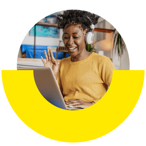 Pessoa em casa usando ferramentas de colaboração empresarial em um notebook.