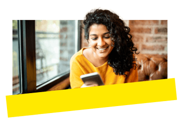 Un profesional joven usa GoTo Meeting en su dispositivo móvil en un café.