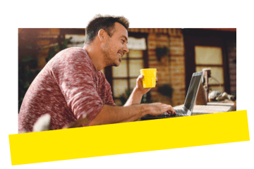 Un profesional asiste a un seminario web virtual a través de GoTo Webinar en una cabaña al aire libre.