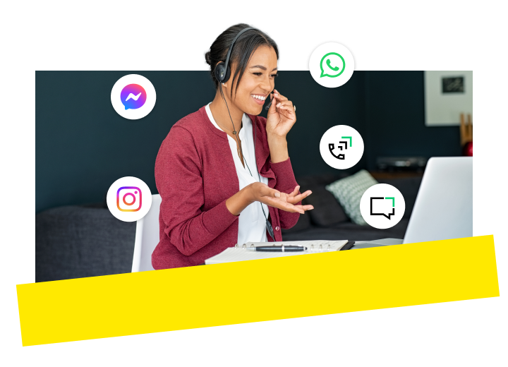 Propietario de una pequeña empresa utilizando herramientas de la plataforma GoTo Connect CX con facilidad.