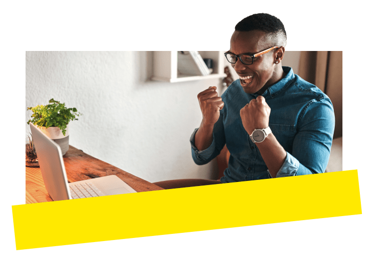 Profissional demonstrando empolgação depois de instalar o sistema de telefonia do GoTo Connect com rapidez e facilidade.