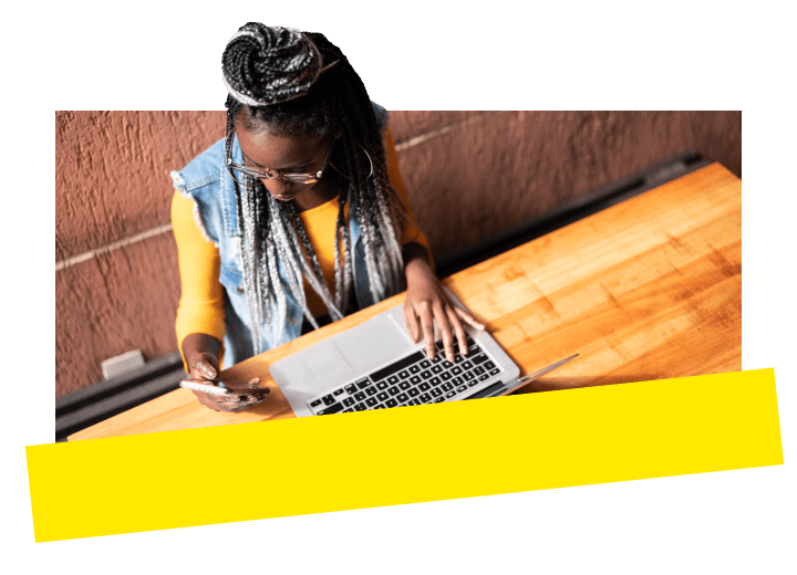 Jovem profissional usando o GoTo Connect para experiências multicanal em diversos dispositivos e plataformas.