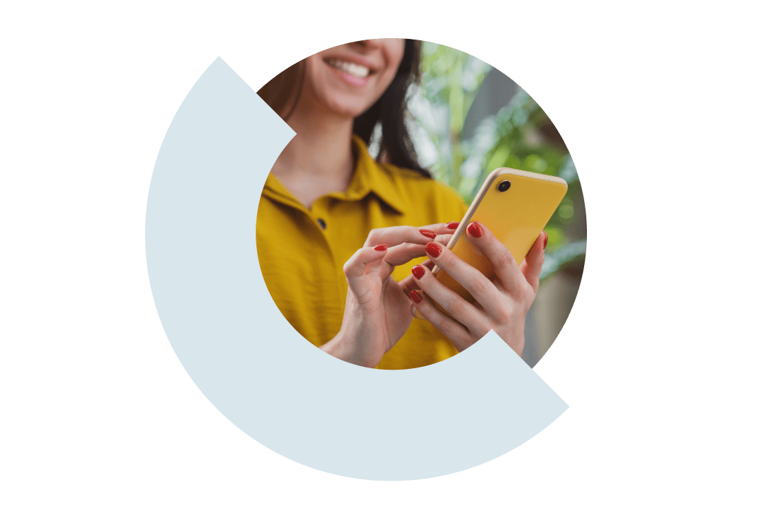 Jeune professionnelle en déplacement, utilisant facilement l'application GoTo sur son appareil mobile.
