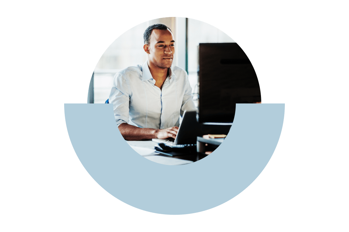 Profesional utilizando la aplicación GoTo en su oficina en casa en su teléfono de escritorio compatible.