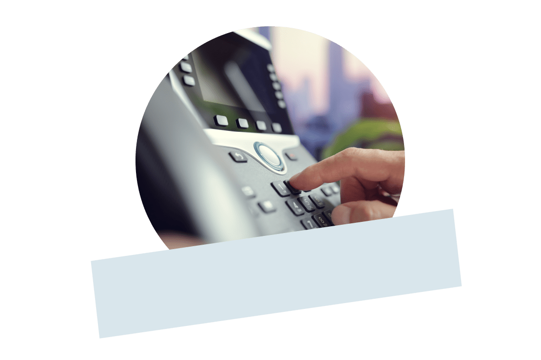 Vaste telefoon op een kantoorbureau.