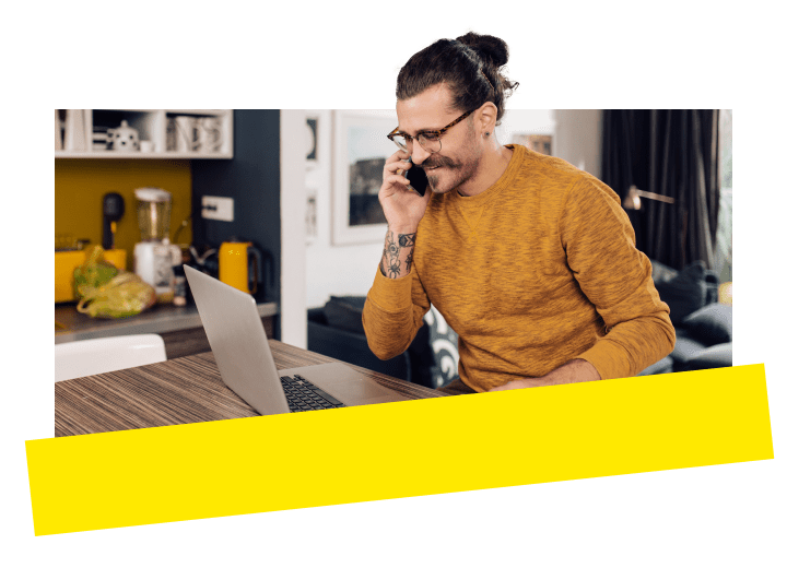 Blije professional die GoTo Connect gebruikt tijdens het werken vanuit huis.