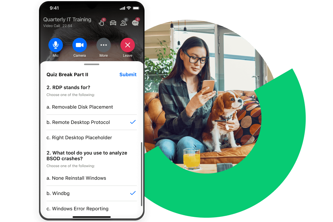 Professionista che partecipa a una sessione virtuale utilizzando GoTo Training dal suo dispositivo mobile.