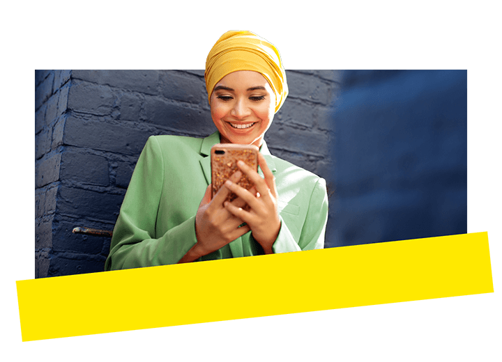 Giovane professionista che utilizza GoTo Connect per comunicare con i clienti mentre è al telefono.