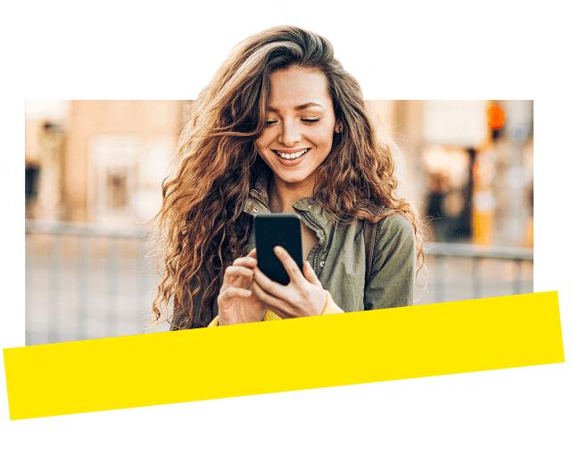 Une femme qui utilise GoTo Meeting en toute sécurité sur son téléphone mobile à l’extérieur.