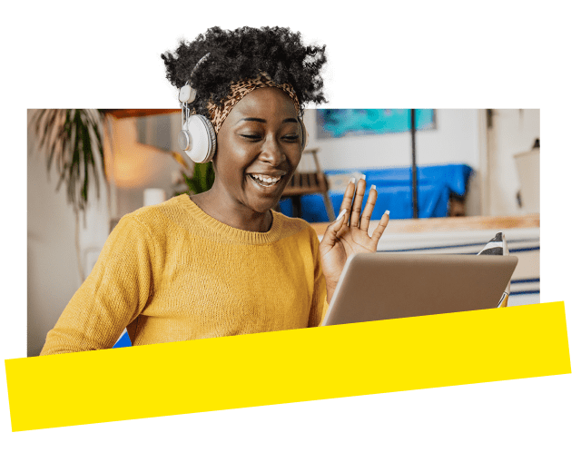 Une femme qui profite d’un son clair avec GoTo Meeting lors d’une réunion vidéo en ligne.