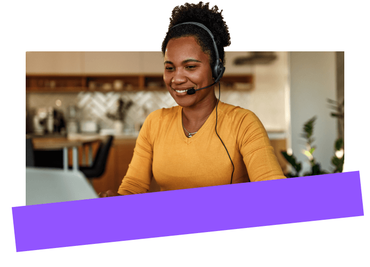 Professionista informatico che fornisce supporto IT a distanza per le aziende.