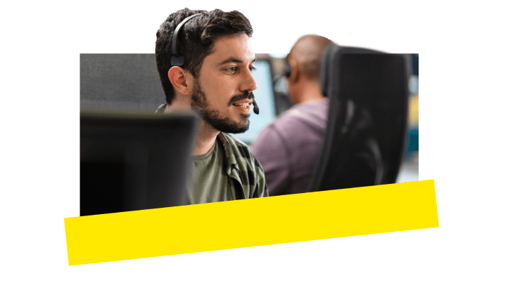  Um agente de suporte em um escritório se comunicando com clientes.